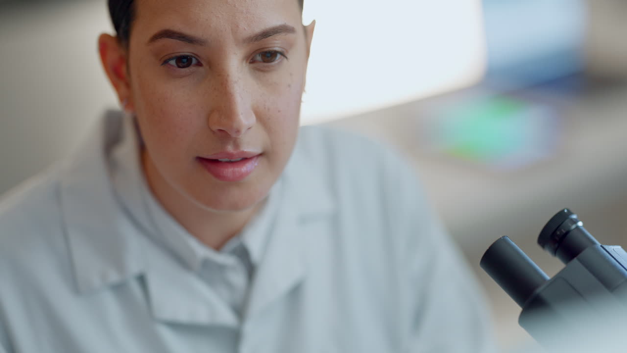 컴퓨터, 행복한 여성 또는 과학자 독서