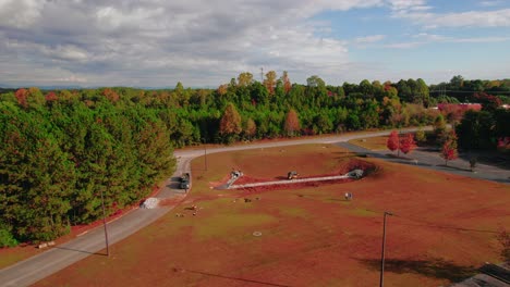 dawsonville, georgia sitio de construcción en el bosque levantando por avión no tripulado en el otoño ee.uu.