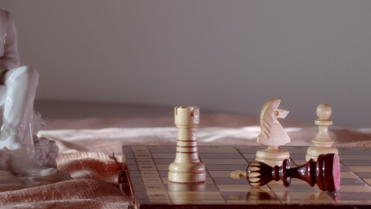 el jugador perdedor renuncia volcando a su rey, muestra que el rey se cae - primer plano