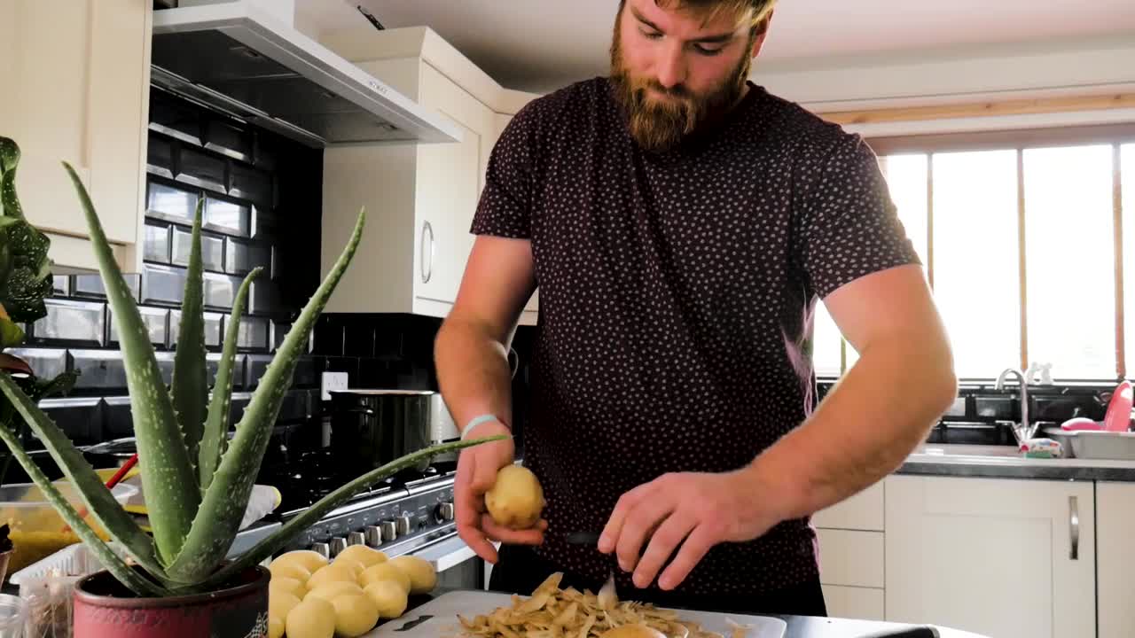el hombre prepara su cena