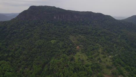 Vista-Aérea-Del-Valle-De-Currumbin---Región-Tranquila-Y-Exuberante-En-Queensland,-Australia,-Con-Un-Paisaje-Natural-Panorámico