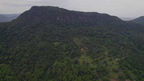 vista aérea del valle de currumbin - región tranquila y exuberante en queensland, australia, con un paisaje natural panorámico