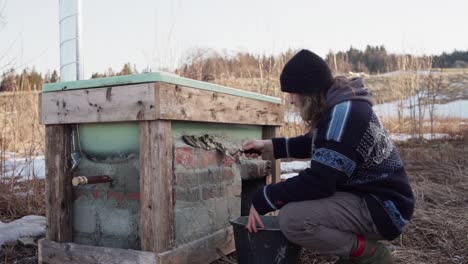 Timelapse-De-Un-Hombre-Enyesando-El-Lado-Del-Jacuzzi-Con-Mortero