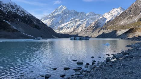 Grandes-Icebergs-En-El-Lago-Hooker-En-El-Parque-Nacional-Monte-Cook