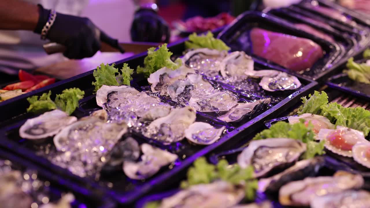 시장 에서 신선 한 오스트리 를 전시 하는 것