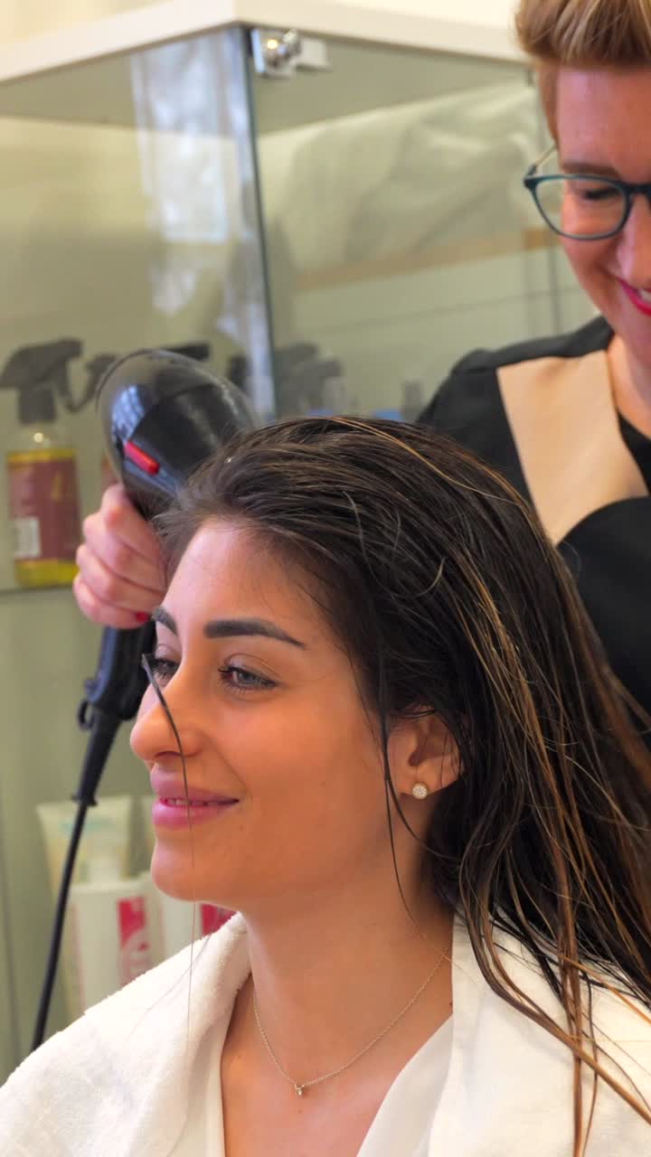 Donna che si fa pettinare i capelli in un salone