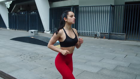 mujer activa corriendo al aire libre