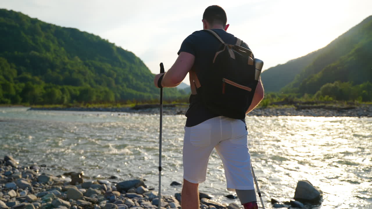 산 에서 산책 하는 의공 다리 를 가진 사람