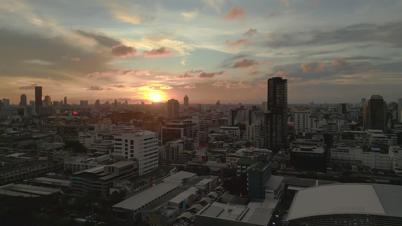 Atmosfera noturna tranquila sobre metrópole da Ásia.
