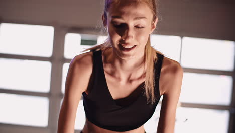 Cámara-Lenta-De-Determinada-Atleta-Femenina-En-Bicicleta-En-Bicicleta-Estática-En-El-Club-De-Salud