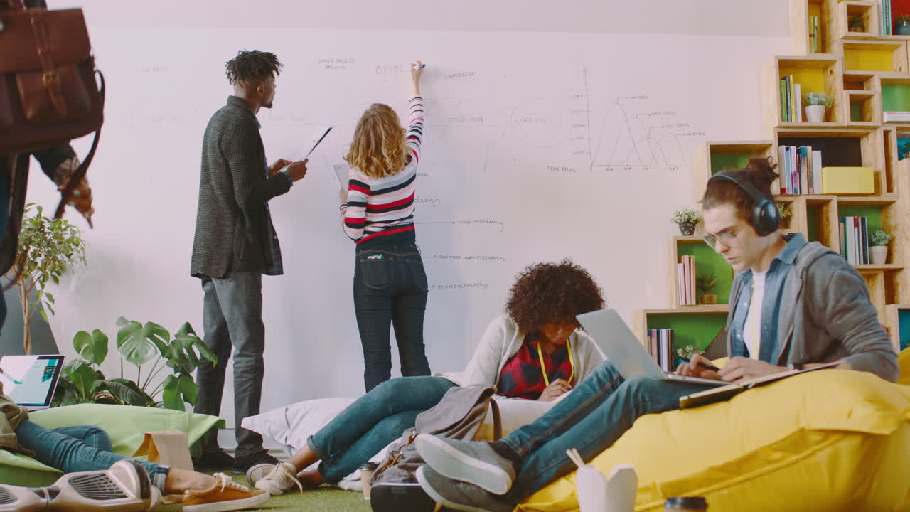 gente de negocios, creativos y escritores a bordo