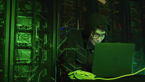 animación de la placa de circuitos y procesamiento de datos sobre ingeniero informático asiático por servidores informáticos