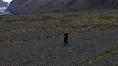 hombre en islandia drone dando vueltas cerca del glaciar