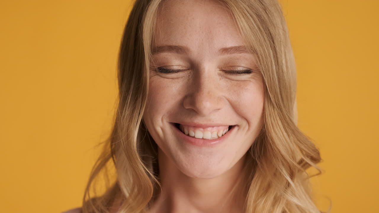 una mujer caucásica se sorprende en la cámara.