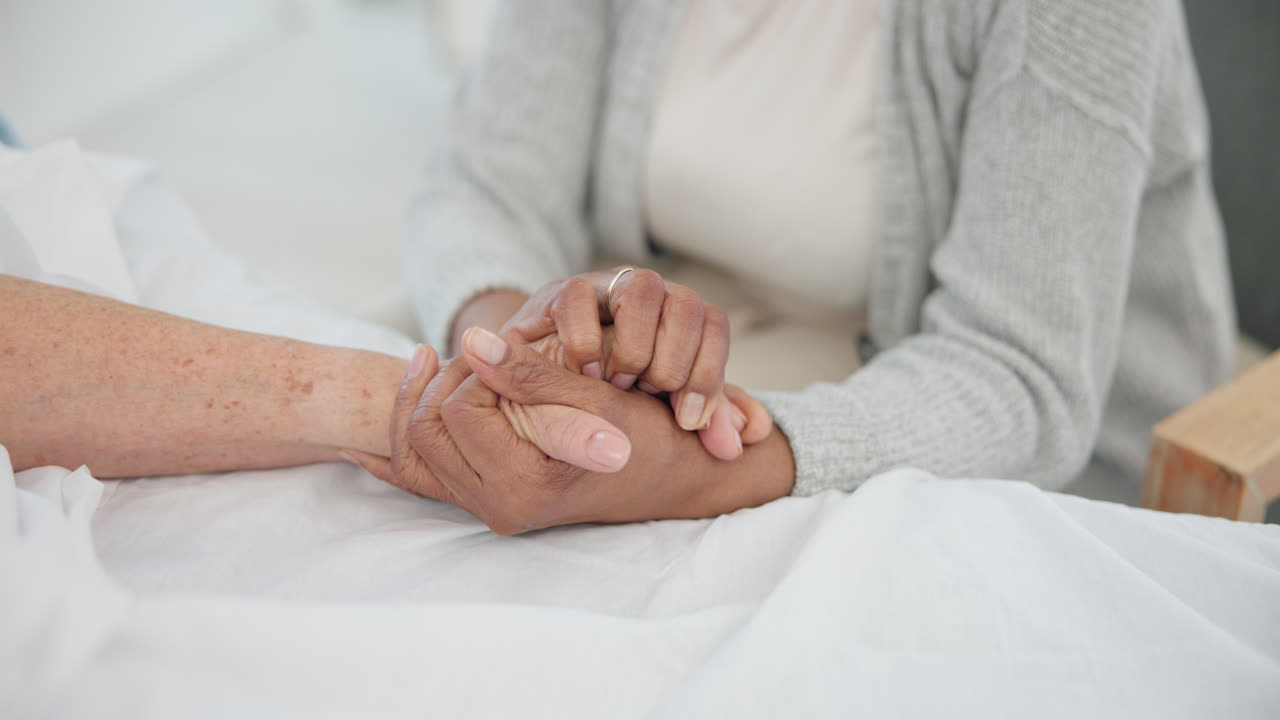 시니어 커플, 지지와 손을 잡고