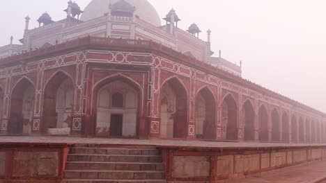 Tumba-De-Humayun-En-La-Mañana-Brumosa-Desde-Una-Perspectiva-única-Tomada-En-Delhi-India