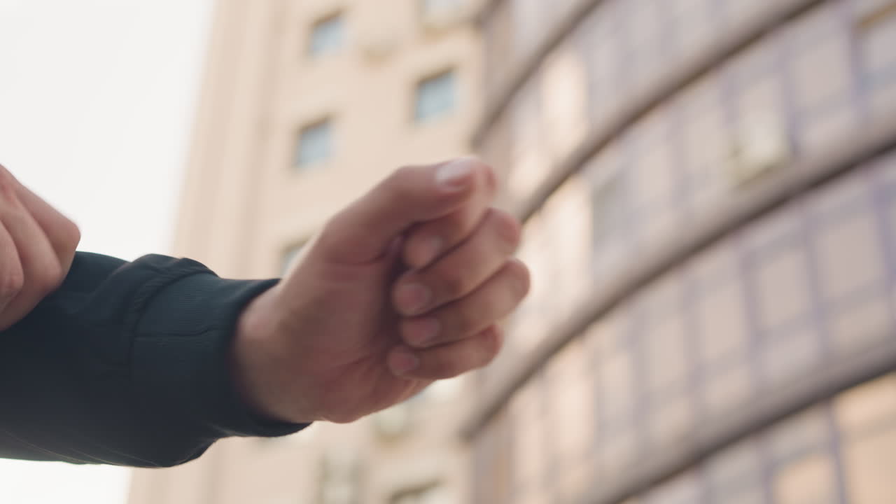 Joven ajustándose la sudadera cerca, adolescente preparando el equipo apoyado en la pared exterior, persona joven haciendo los últimos ajustes a la sudadera antes de salir para pasar el día.
