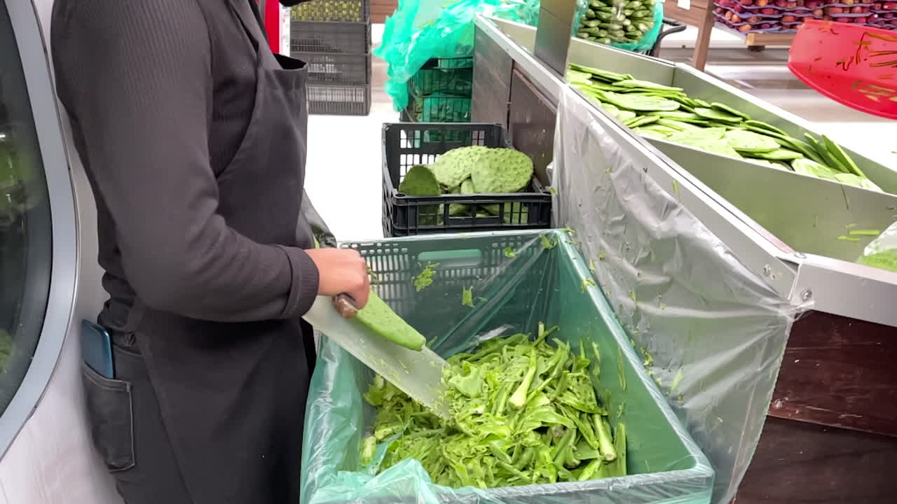 멕시코 슈퍼마켓에서 사람들을 자르는 사람의 슬로우 모션 샷