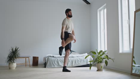 hombre estirándose en casa