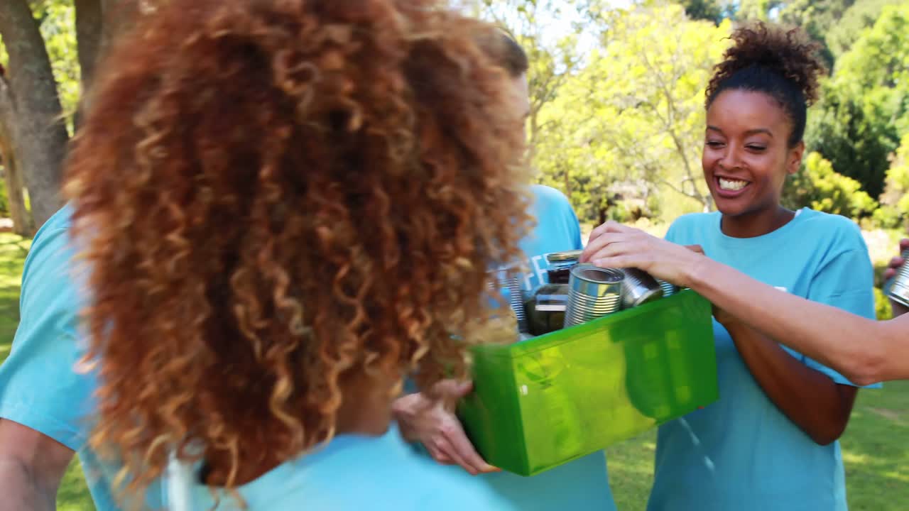 grupo de voluntarios interactuando en el parque