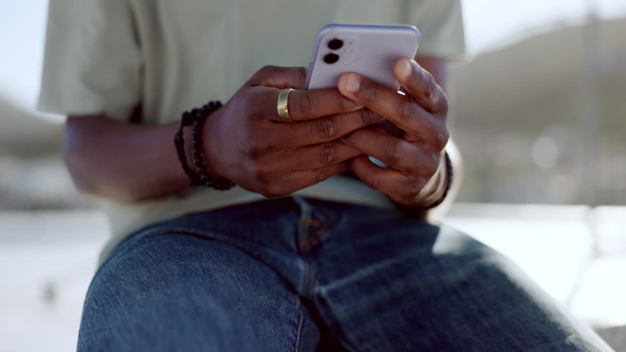 hombre negro, manos y teléfono en el techo de la ciudad