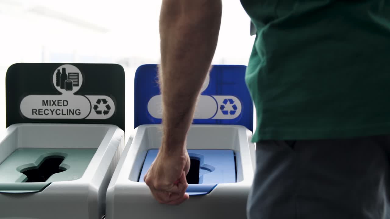 persona que recicla papel y residuos mixtos