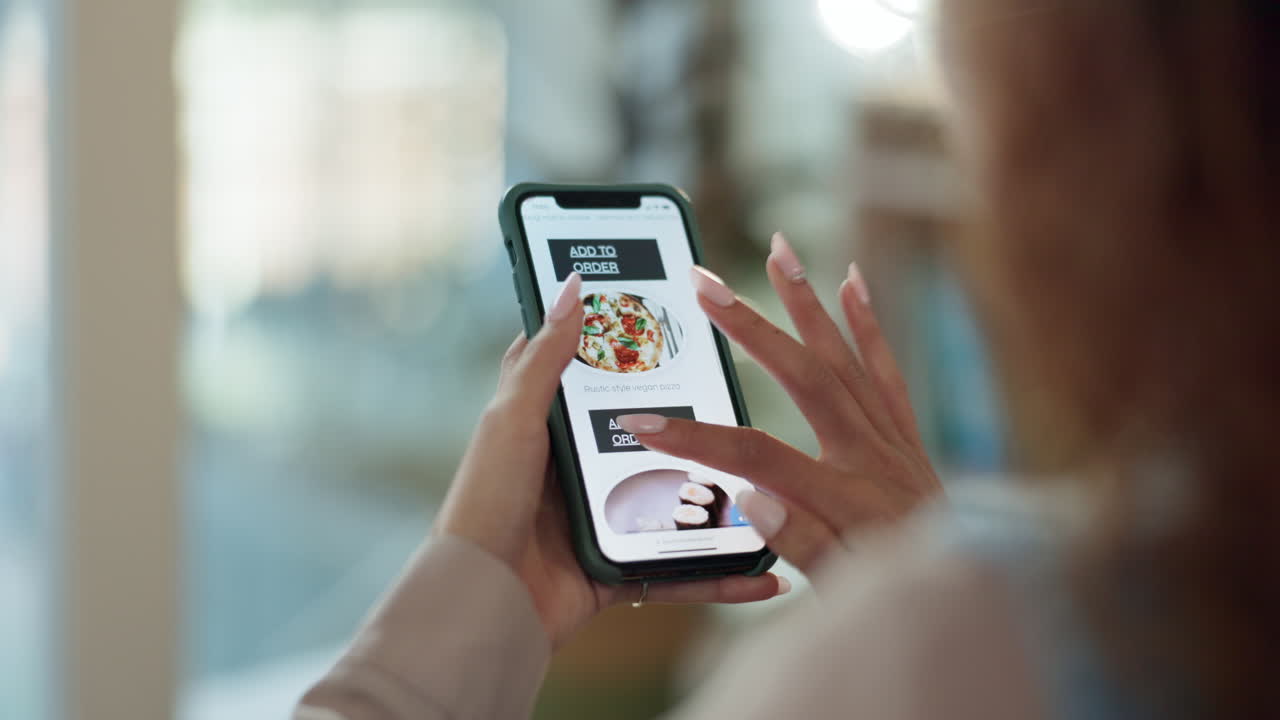 comida rápida, entrega y pantalla de teléfono con las manos