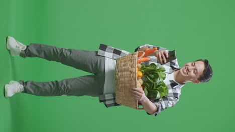 hombre fotografiando una canasta de verduras