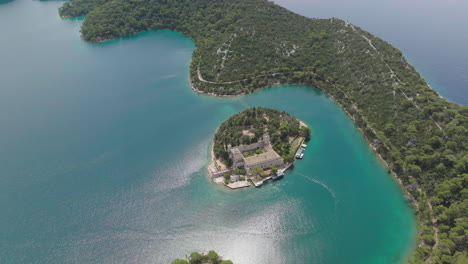 Toma-Aérea-Del-Parque-Nacional-De-La-Isla-Mljet-En-Croacia,-Europa