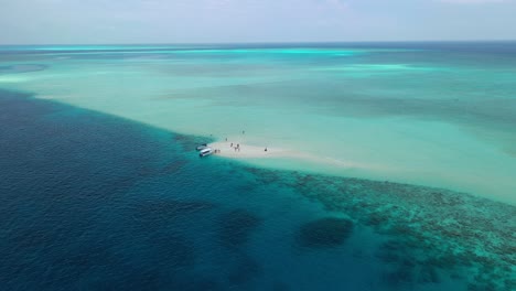 Luftaufnahme-Von-Menschen-Auf-Einer-Sandbank-Im-Inselarchipel-Der-Malediven