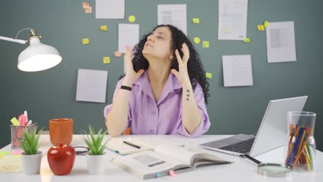 female student speaking angrily on the phone.