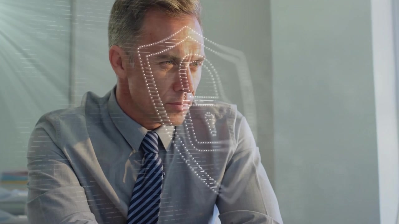 Animazione di un'icona di lucchetto di sicurezza sullo sfondo di un uomo d'affari caucasico che usa il computer e prende appunti.