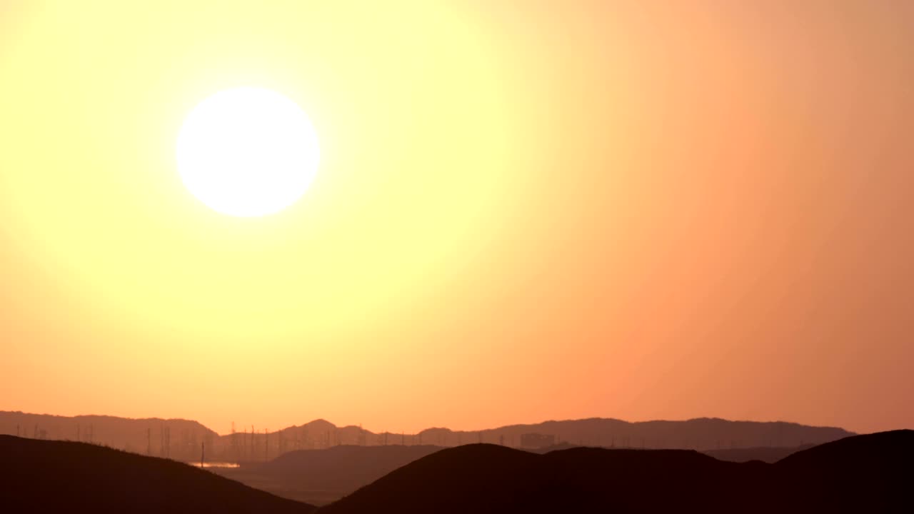 потрясающий рассвет над промышленной зоной.