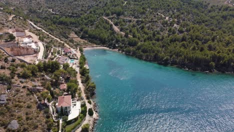 Toma-De-órbita-Aérea-Que-Revela-Una-Playa-Aislada-Con-Casas-De-Lujo-En-La-Isla-De-Brac,-Croacia,-Mar-Adriático