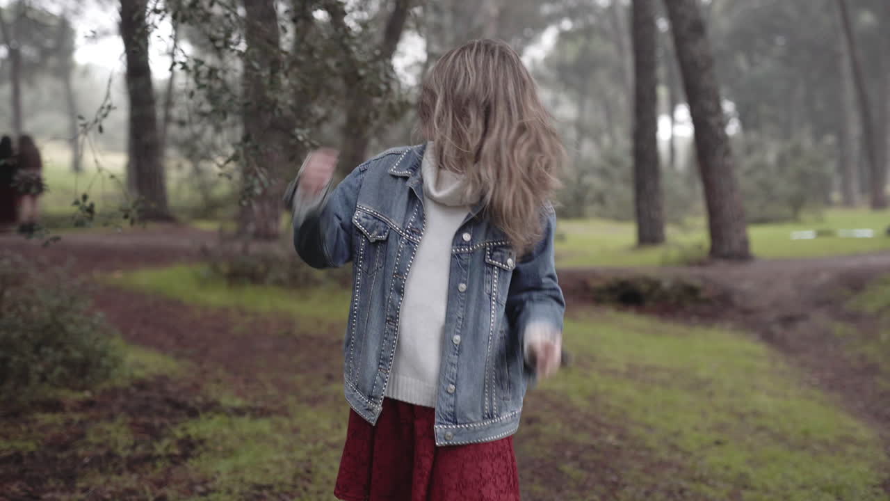 mujer de mediana edad rubia española abrazando su personalidad