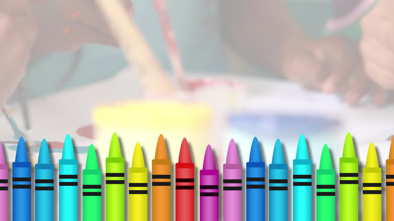 crayones de colores múltiples contra la sección media de la pintura de los niños