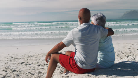 Pareja-Afroamericana-De-Alto-Rango-Sentada-Y-Abrazándose-En-La-Playa