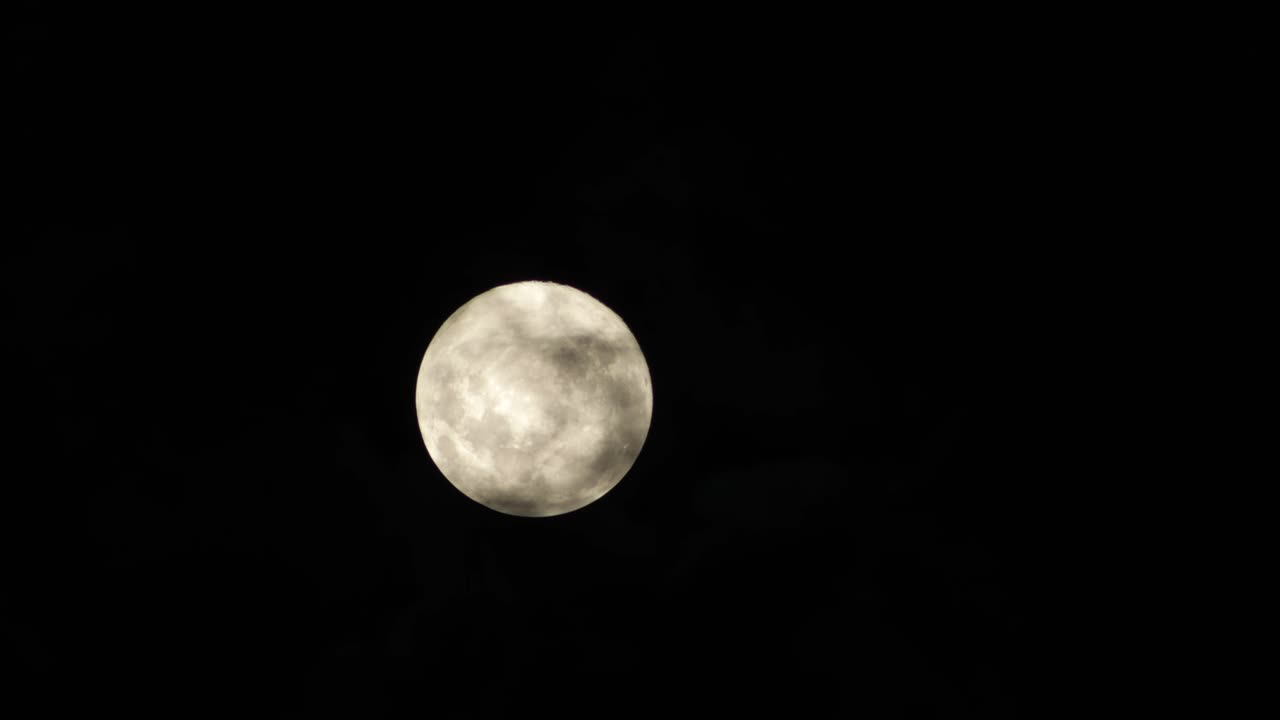 Timelapse da Lua com muitas nuvens escuras se movendo, revelando a Lua, Maffra, Gippsland, Victoria, Austrália.