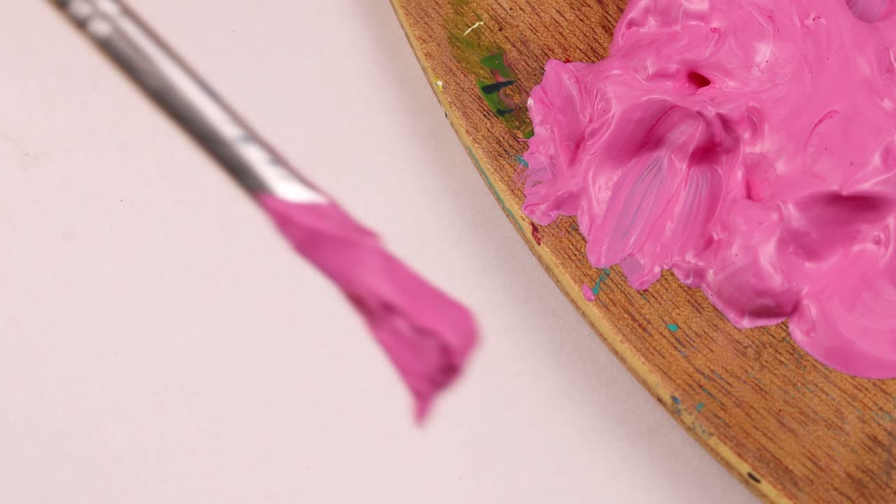 Bir kağıda fırça ile pembe renk boyama.