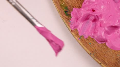 Malen-Sie-Mit-Einem-Pinsel-Die-Farbe-Rosa-Auf-Ein-Blatt-Papier