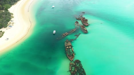 sobrevuelo alto, vista de drones, naufragios de la isla moreton, sitio de buceo de arrecife artificial