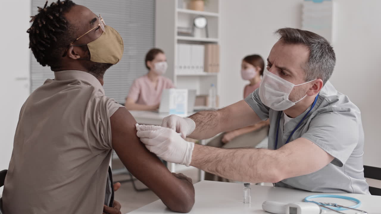 Médecin administrant le vaccin antigrippal à un homme