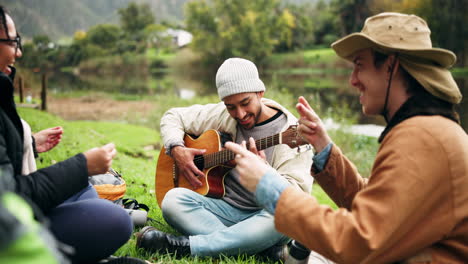 Tanzen,-Gitarre-Und-Freunde-Beim-Camping-In-Der-Natur