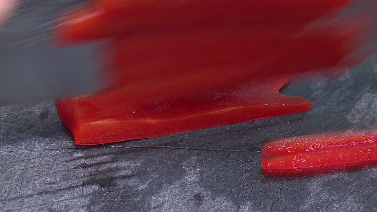 은 고추를 잘라