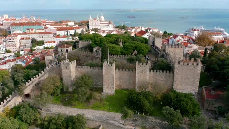 Flying-half-circle-around--São-Jorge-Castle