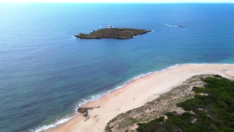 Vista-Aérea-De-La-Costa-Escarpada-Con-El-Océano-Azul-Y-Las-Olas-Rompiendo,-Portugal,-4k