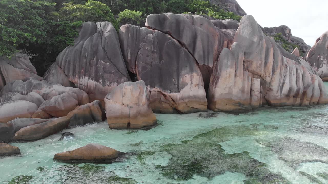 vista aérea de anse source d'argent, la digue, seychelles, filmada en las primeras horas de la mañana sin gente en la playa
