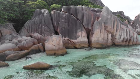 luchtfoto van anse source d'argent, la digue, seychellen geschoten in de vroege ochtenduren zonder mensen op het strand