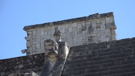 Chichen-Itza-Tempel-Der-Krieger-Yucatan-Mexiko-Schwenk