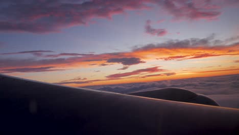 Mehrere-Flugzeuge,-Die-In-Richtung-Der-Startbahn-Rollen,-Die-Von-Der-Orangefarbenen-Farbe-Der-Untergehenden-Sonne-Beleuchtet-Wird